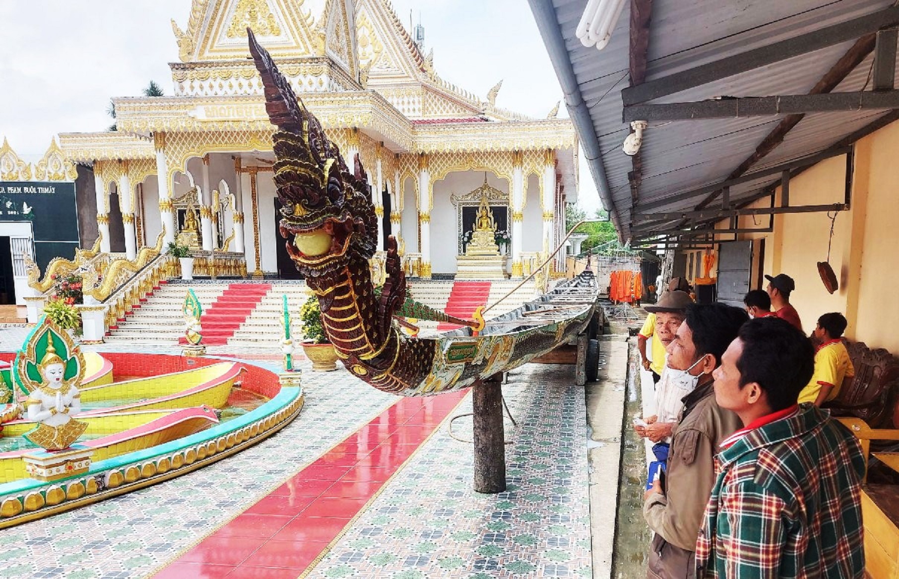 Ghe ngo hơn 20 năm tuổi được 'hồi sinh' bằng nghệ thuật điêu khắc độc đáo- Ảnh 4. Ghe ngo hơn 20 năm tuổi được 'hồi sinh' bằng nghệ thuật điêu khắc độc đáo- Ảnh 4.