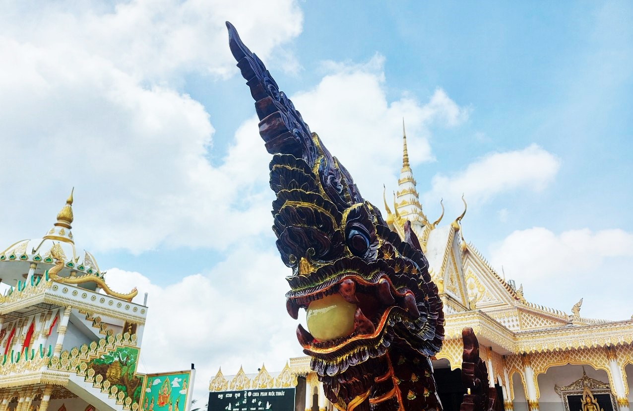 Ghe ngo hơn 20 năm tuổi được 'hồi sinh' bằng nghệ thuật điêu khắc độc đáo- Ảnh 6. Ghe ngo hơn 20 năm tuổi được 'hồi sinh' bằng nghệ thuật điêu khắc độc đáo- Ảnh 6.