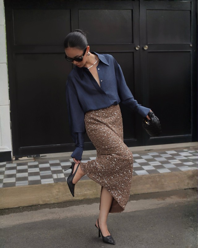 Cách diện áo sơ mi trơn, sơ mi họa tiết đặc sắc hơn thường ngày- Ảnh 2. Cách diện áo sơ mi trơn, sơ mi họa tiết đặc sắc hơn thường ngày- Ảnh 2.