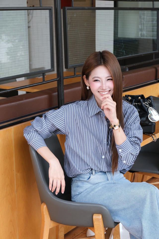 Cách diện áo sơ mi trơn, sơ mi họa tiết đặc sắc hơn thường ngày- Ảnh 4. Cách diện áo sơ mi trơn, sơ mi họa tiết đặc sắc hơn thường ngày- Ảnh 4.