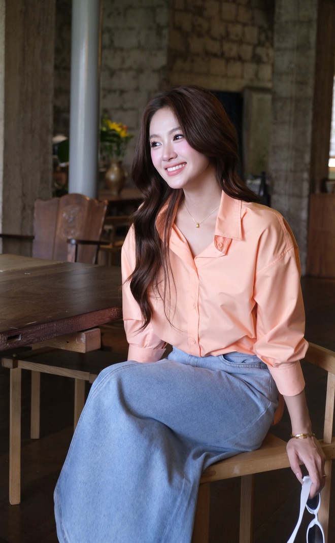 Cách diện áo sơ mi trơn, sơ mi họa tiết đặc sắc hơn thường ngày- Ảnh 6. Cách diện áo sơ mi trơn, sơ mi họa tiết đặc sắc hơn thường ngày- Ảnh 6.