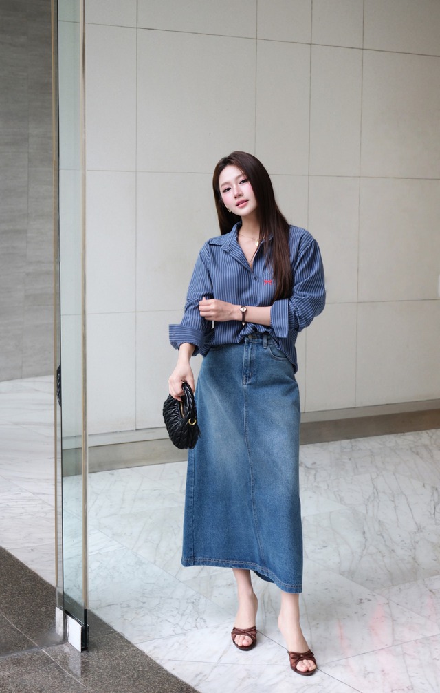 Cách diện áo sơ mi trơn, sơ mi họa tiết đặc sắc hơn thường ngày- Ảnh 7. Cách diện áo sơ mi trơn, sơ mi họa tiết đặc sắc hơn thường ngày- Ảnh 7.