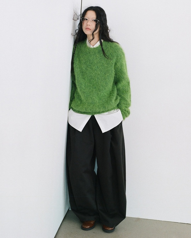 Cách diện áo sơ mi trơn, sơ mi họa tiết đặc sắc hơn thường ngày- Ảnh 10. Cách diện áo sơ mi trơn, sơ mi họa tiết đặc sắc hơn thường ngày- Ảnh 10.