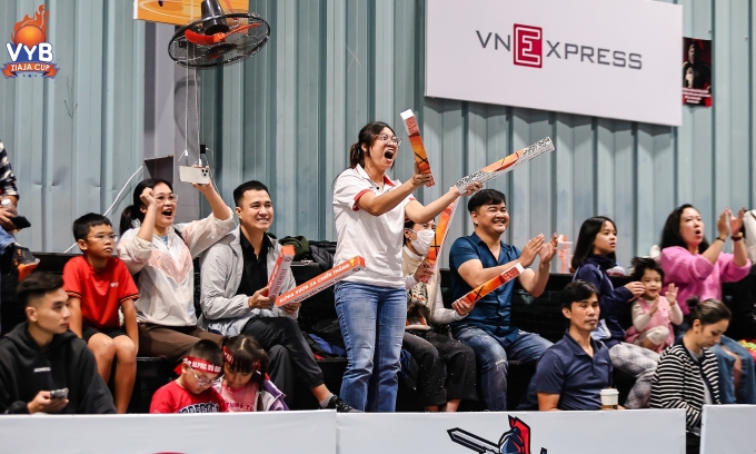 Phụ huynh cổ vũ cho con, em thi đấu từ khán đài. Ảnh: VYB