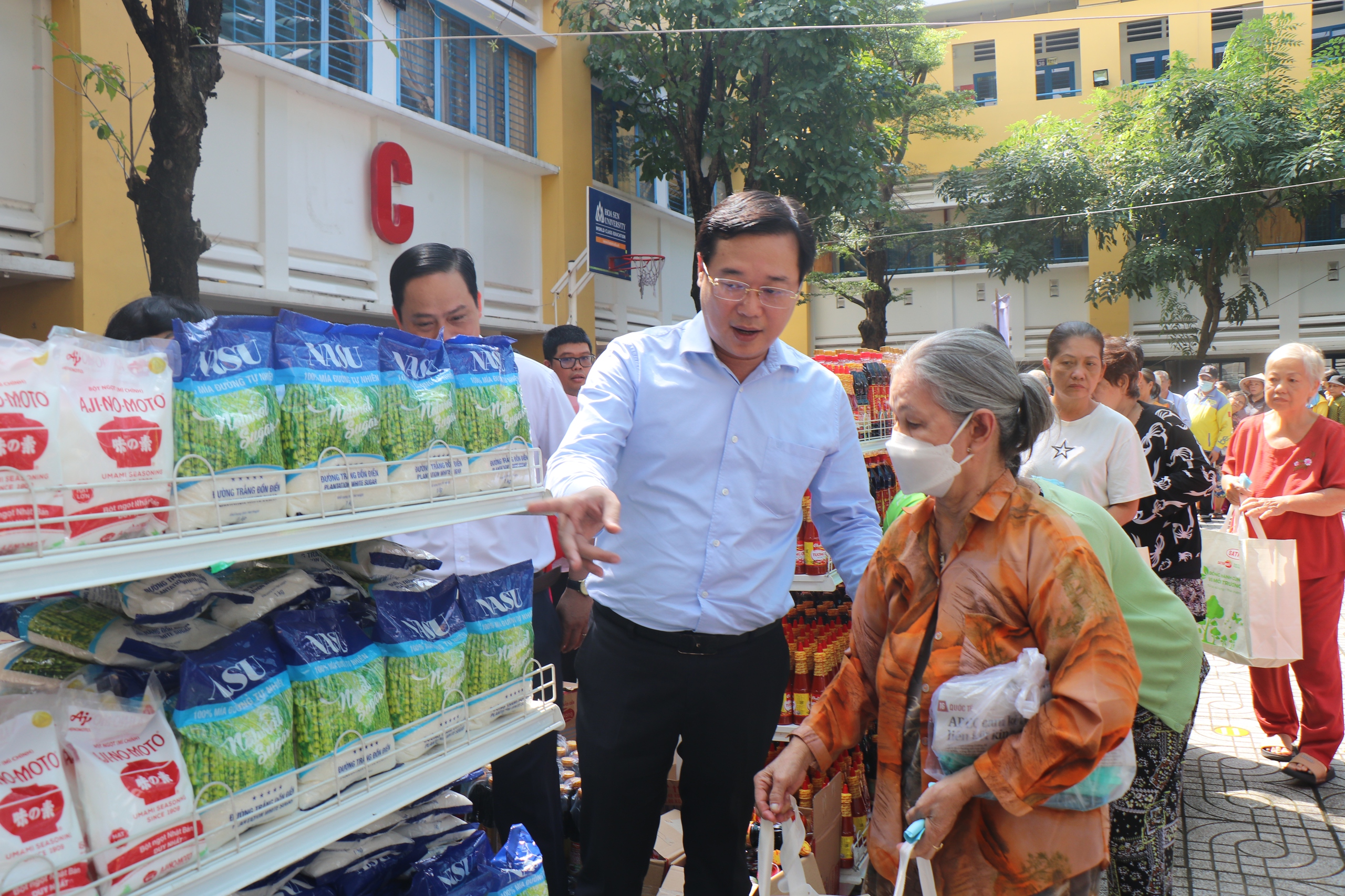 TP.HCM: Ông Lê Quốc Phong dự ngày hội đại đoàn kết tại phường Bình Phú- Ảnh 2.