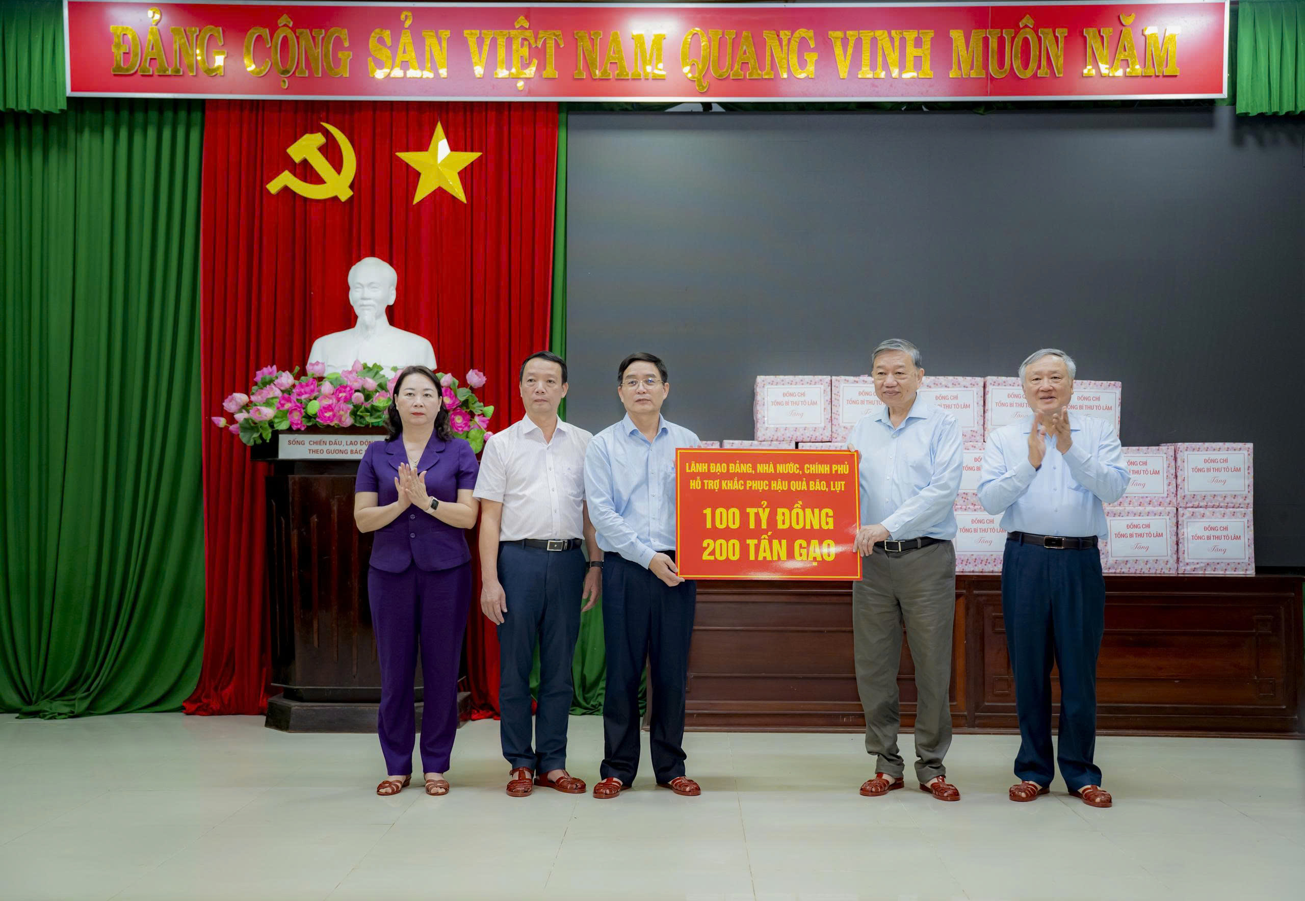 Tổng Bí thư Tô Lâm thăm hỏi, động viên và tặng quà người dân bị ảnh hưởng bởi lũ lụt ở Huế 2 Tổng Bí thư Tô Lâm thăm hỏi, tặng quà người dân bị lũ lụt ở Huế - Ảnh 2.