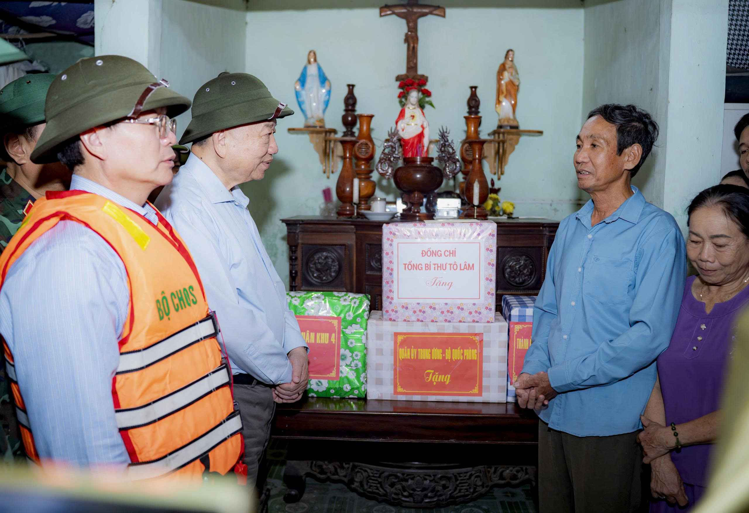 Tổng Bí thư Tô Lâm thăm hỏi, động viên và tặng quà người dân bị ảnh hưởng bởi lũ lụt ở Huế 3 Tổng Bí thư Tô Lâm thăm hỏi, tặng quà người dân bị lũ lụt ở Huế - Ảnh 3.
