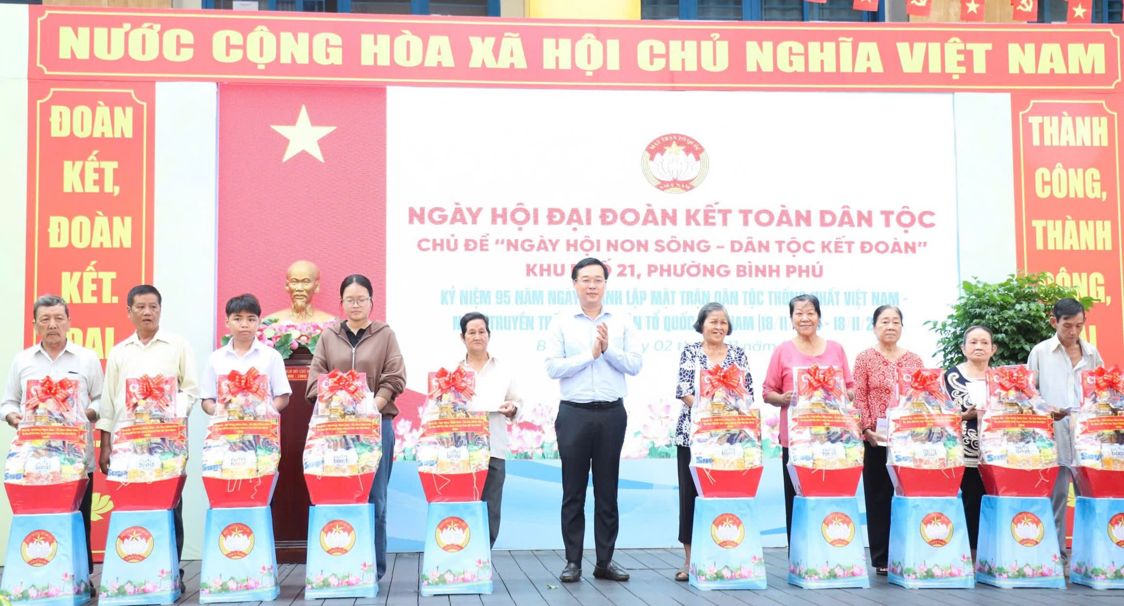Phó Bí thư Thường trực Thành ủy TP HCM dự Ngày hội Đại đoàn kết phường Bình Phú - Ảnh 5.