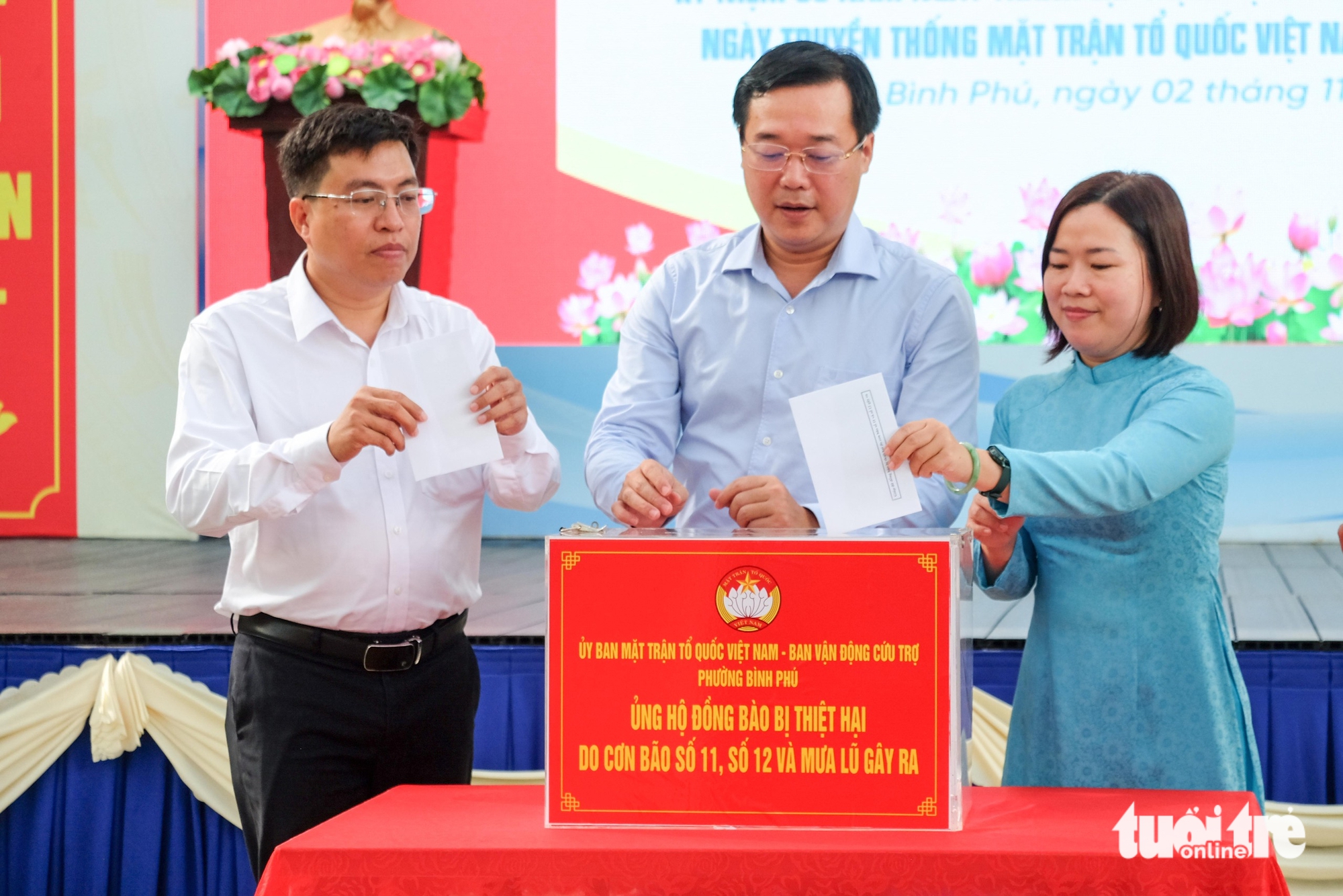 Ông Lê Quốc Phong dự Ngày hội Đại đoàn kết ở Bình Phú, tặng cây xanh thay hoa chúc mừng 2 Bình Phú - Ảnh 2.