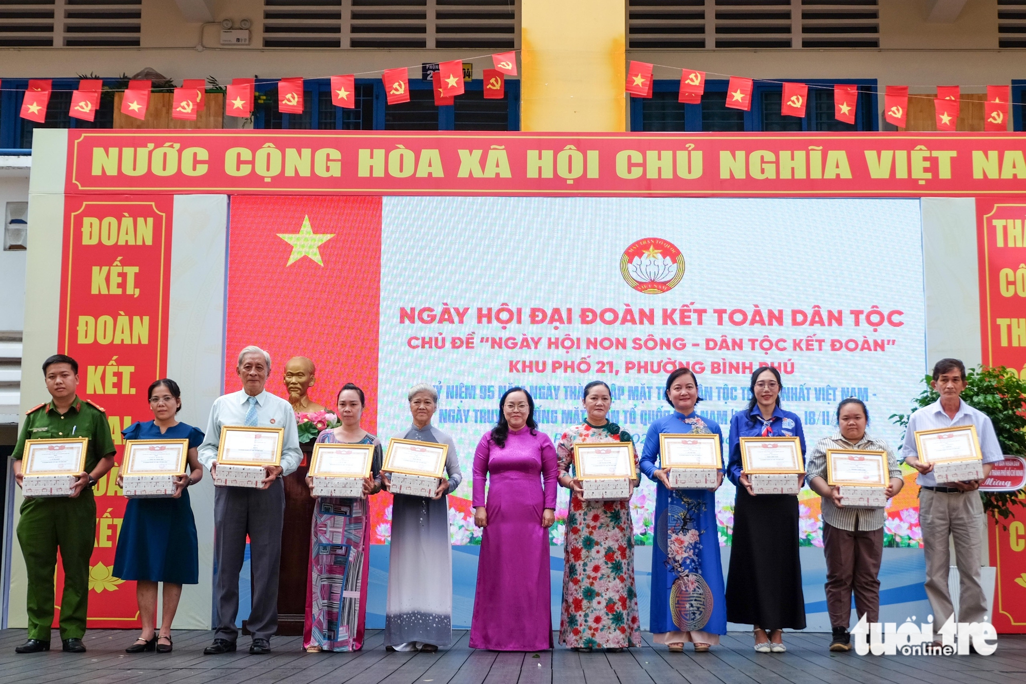 Ông Lê Quốc Phong dự Ngày hội Đại đoàn kết ở Bình Phú, tặng cây xanh thay hoa chúc mừng 3 Bình Phú - Ảnh 3.