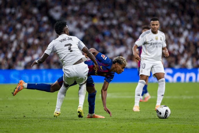 Yamal bị Vinicius truy cản trong trận Barca thua Real 1-2 ở vòng 10 La Liga trên sân Bernabeu ngày 26/10/2025. Ảnh: AFP