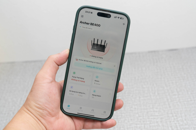 Người dùng có thể dễ dàng thiết lập và quản lý  Acher BE400 với ứng dụng Tether. Ảnh: Huy Đức