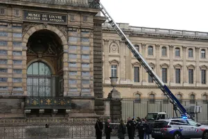 Trộm đột nhập Bảo tàng Louvre, lấy hàng loạt món đồ 'vô giá' chỉ trong 7 phút