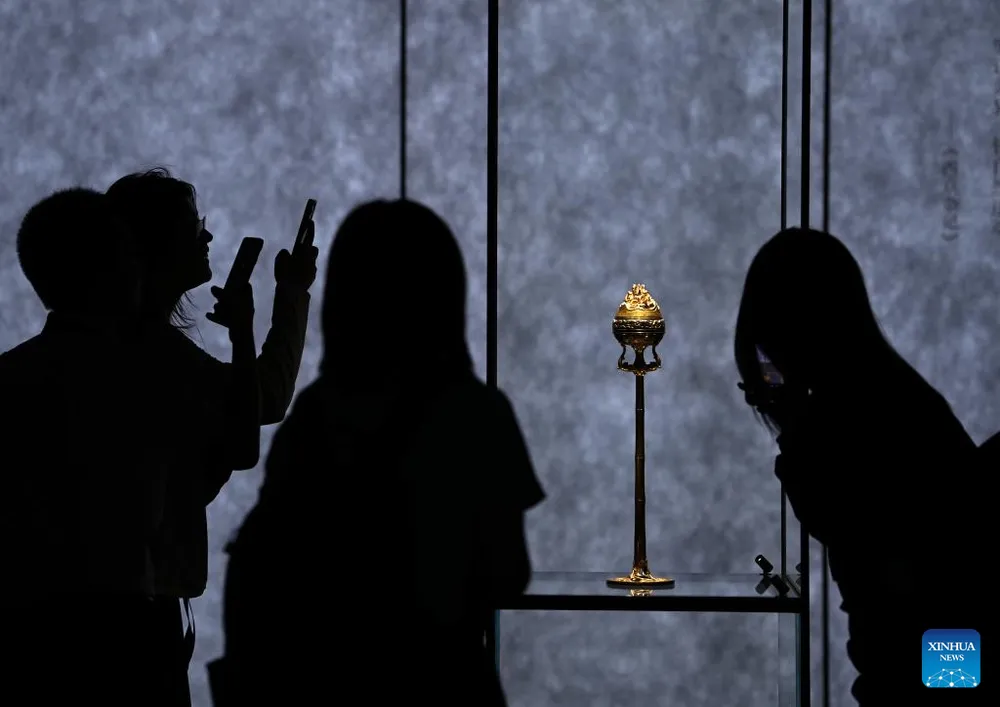 Khách tham quan chiêm ngưỡng vật trưng bày tại Bảo tàng Lịch sử Thiểm Tây (Trung Quốc) vào tháng 5-2024. Ảnh: TÂN HOA XÃ 99a49fbd45c64dec9aeab66a4c760d01.jpg