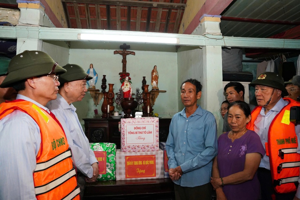 Tổng Bí thư Tô Lâm thăm, tặng quà người dân vùng lũ tại thành phố Huế - 2