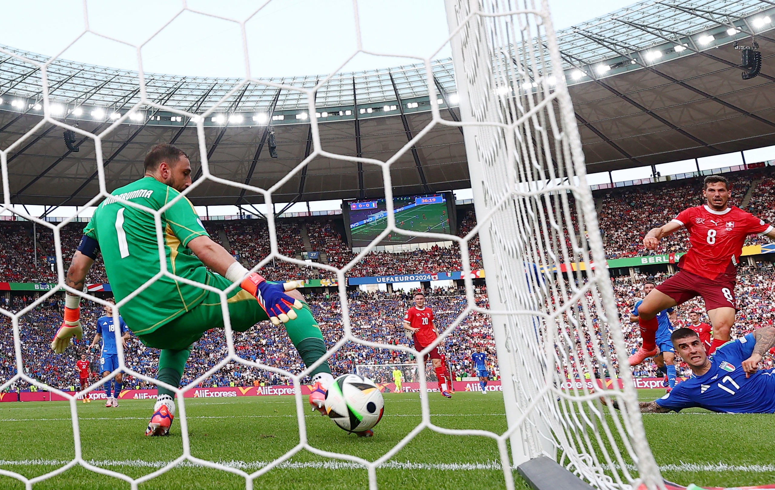 Euro 2024: Ý thành cựu vương, Thuỵ Sĩ đoạt vé đầu tiên vào tứ kết- Ảnh 3. Euro 2024: Ý thành cựu vương, Thuỵ Sĩ đoạt vé đầu tiên vào tứ kết- Ảnh 3.