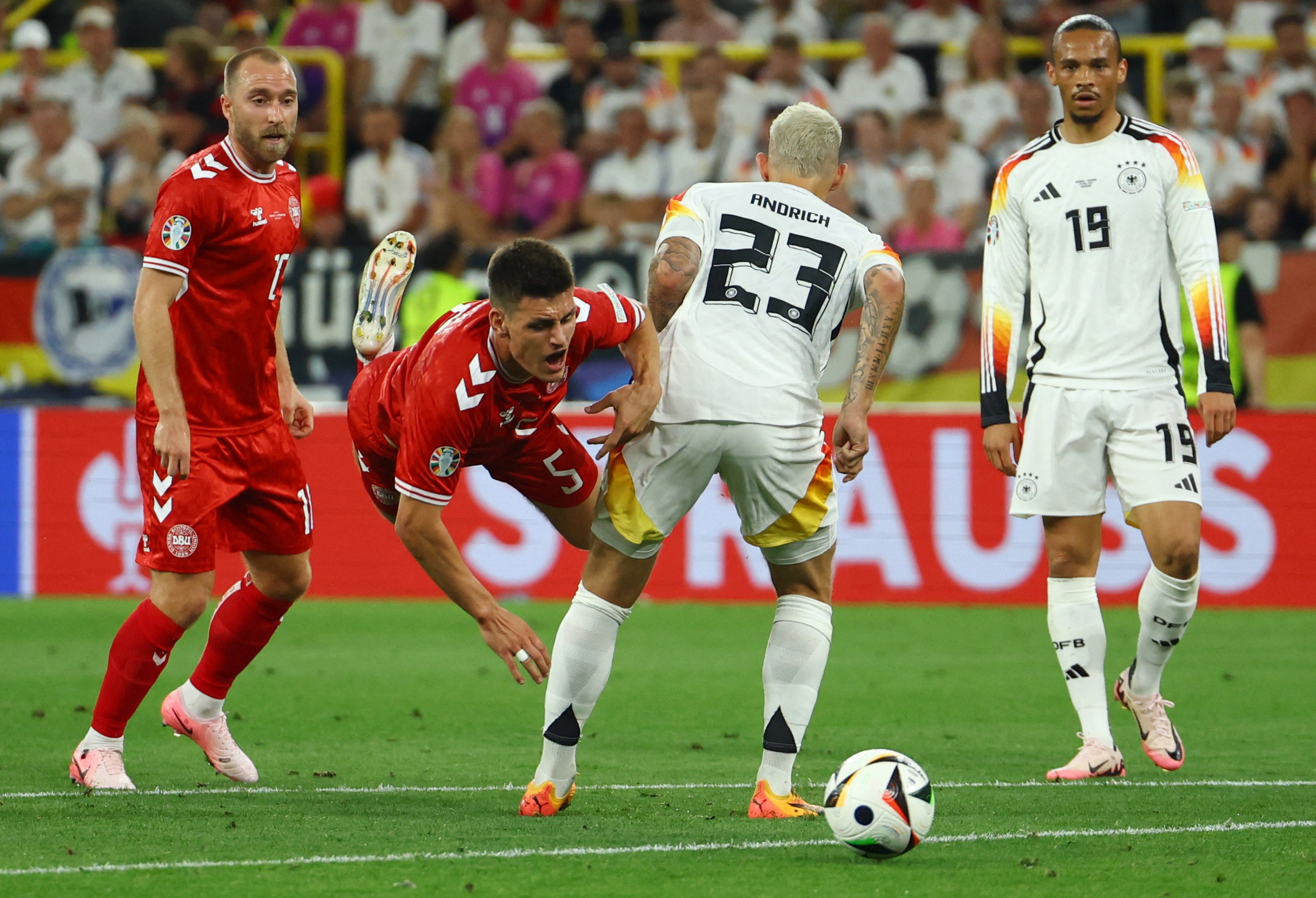 Joakim Maehle tranh bóng với Robert Andrich (23) Joakim Maehle tranh bóng với Robert Andrich (23)