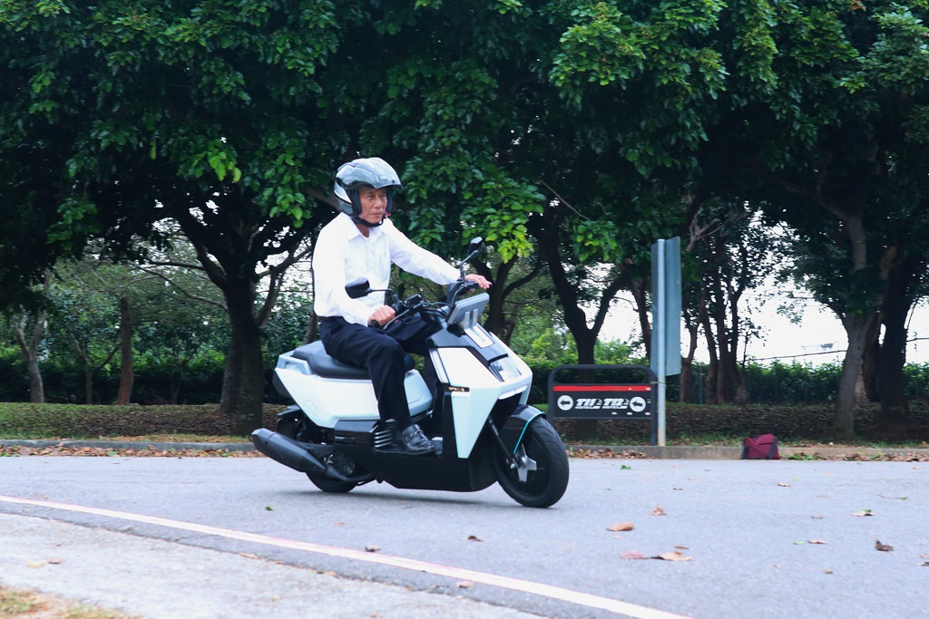 Xe máy điện đầy pin có thể chạy một mạch Hà Nội - Nghệ An, không cần sạc vẫn có điện chạy tiếp - Ảnh 14.