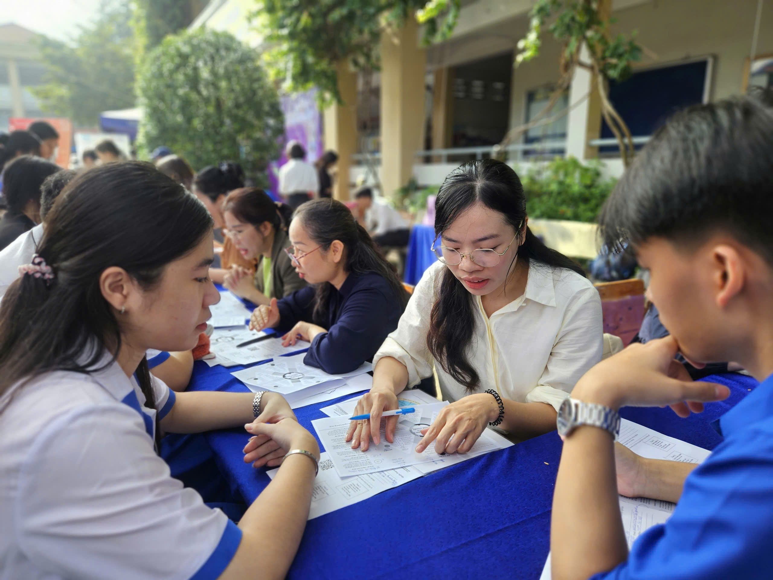 Nữ sinh cười tít mắt, thích thú tự tay lắp ráp và điều khiển robot - Ảnh 8.