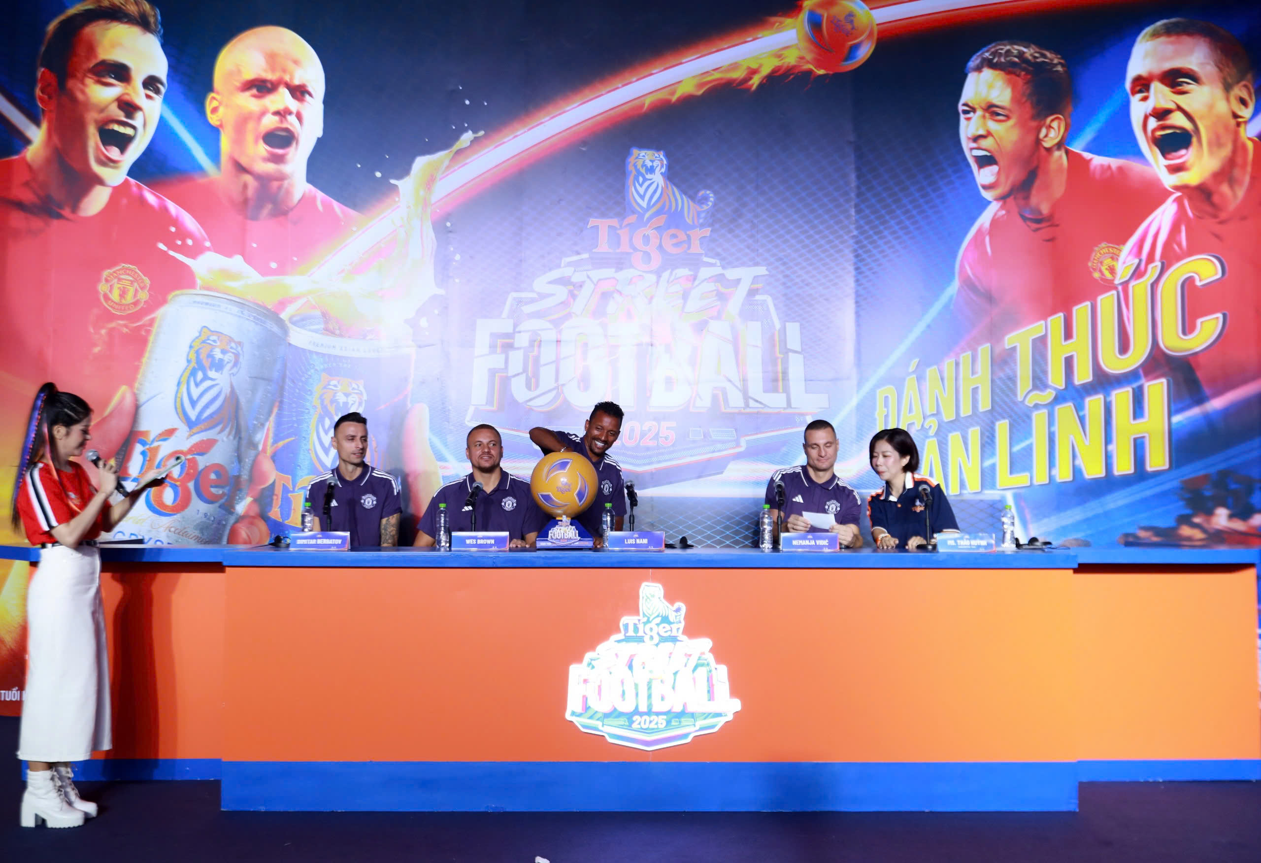 Bộ tứ huyền thoại M.U đối đầu nhau khi dẫn dắt 4 đội bóng đá đường phố Việt Nam- Ảnh 2. Bộ tứ huyền thoại M.U đối đầu nhau khi dẫn dắt 4 đội bóng đá đường phố Việt Nam- Ảnh 2.