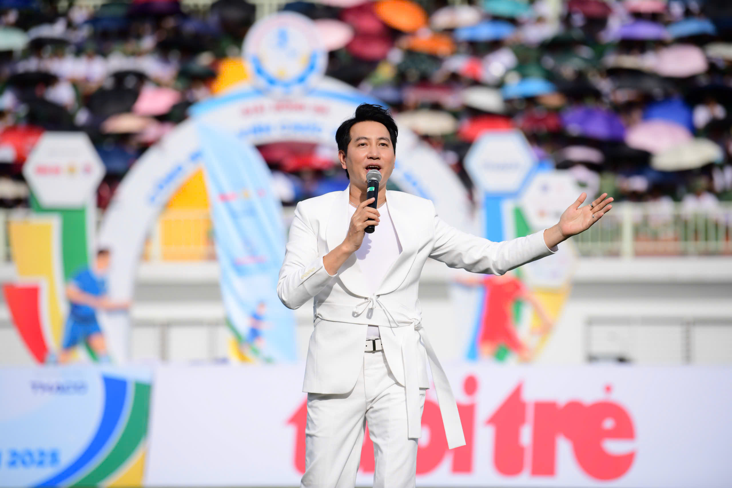 Không khí nóng bỏng trước trận chung kết Giải bóng đá công nhân, viên chức Việt Nam - Ảnh 2.