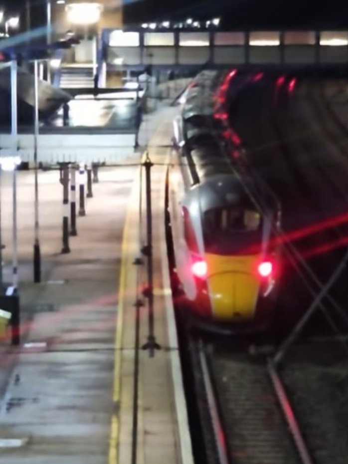 Đâm dao như “phim kinh dị” ở Anh - Ảnh 4.