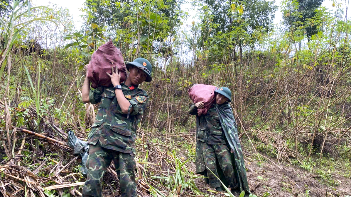 Quảng Ngãi: Gần 200 bộ đội mở đường vào 5 thôn bị cô lập ở Ngọc Linh- Ảnh 2. Quảng Ngãi: Gần 200 bộ đội mở đường vào 5 thôn bị cô lập ở Ngọc Linh- Ảnh 2.