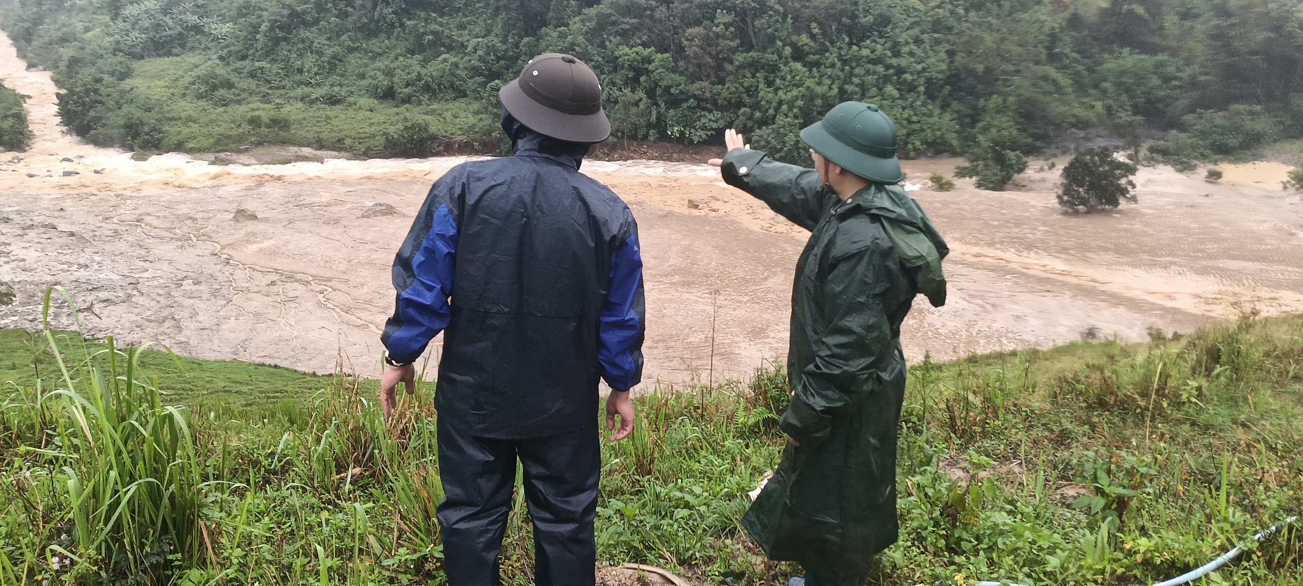 Quảng Ngãi: Gần 200 bộ đội mở đường vào 5 thôn bị cô lập ở Ngọc Linh- Ảnh 4. Quảng Ngãi: Gần 200 bộ đội mở đường vào 5 thôn bị cô lập ở Ngọc Linh- Ảnh 4.