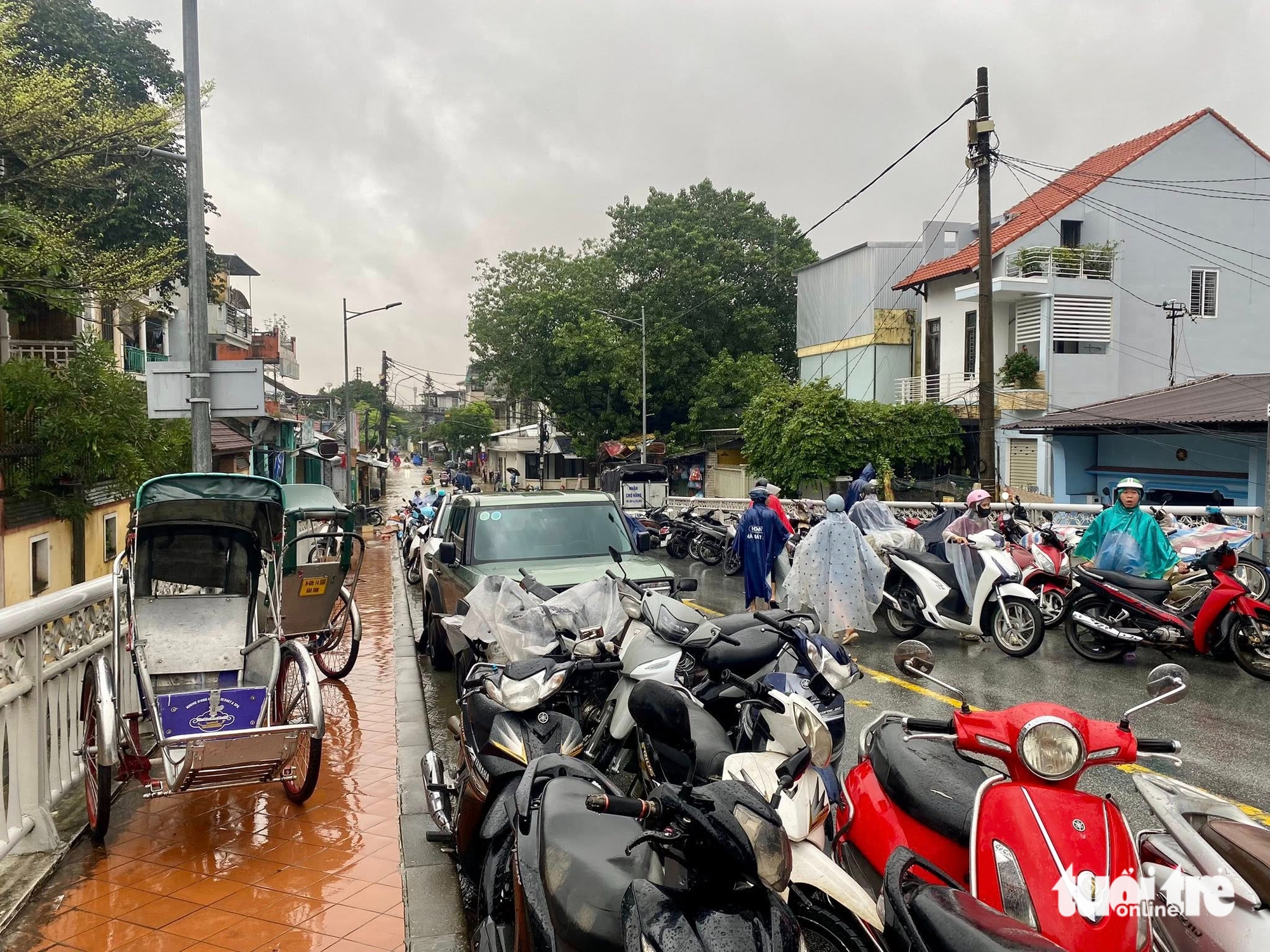 Nhiều đường ở Huế lại ngập do mưa lớn, nước sông dâng cao, dự báo tối nay có mưa nữa - Ảnh 8.