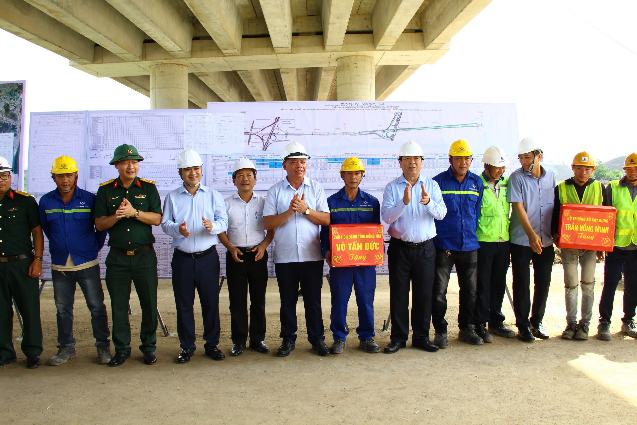 Bộ trưởng Bộ Xây dựng kiểm tra tiến độ sân bay Long Thành và cao tốc Biên Hòa - Vũng Tàu - Ảnh 2.