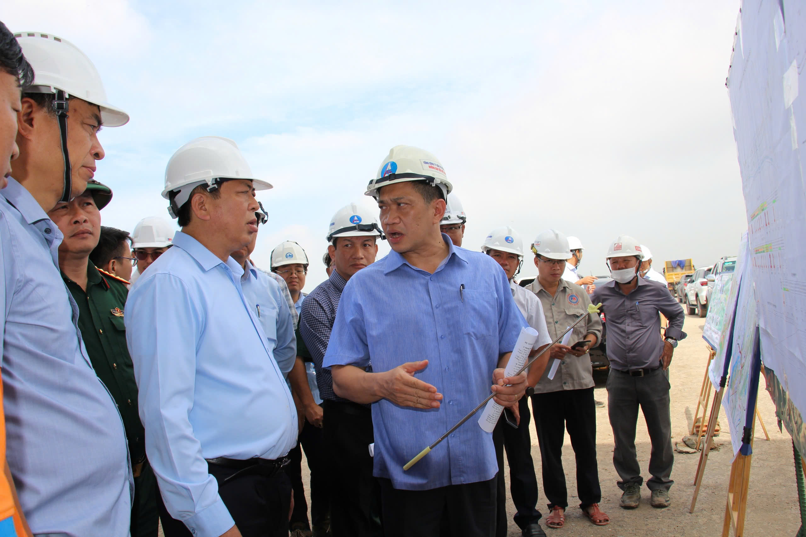 Bộ trưởng Bộ Xây dựng kiểm tra tiến độ sân bay Long Thành và cao tốc Biên Hòa - Vũng Tàu - Ảnh 3.