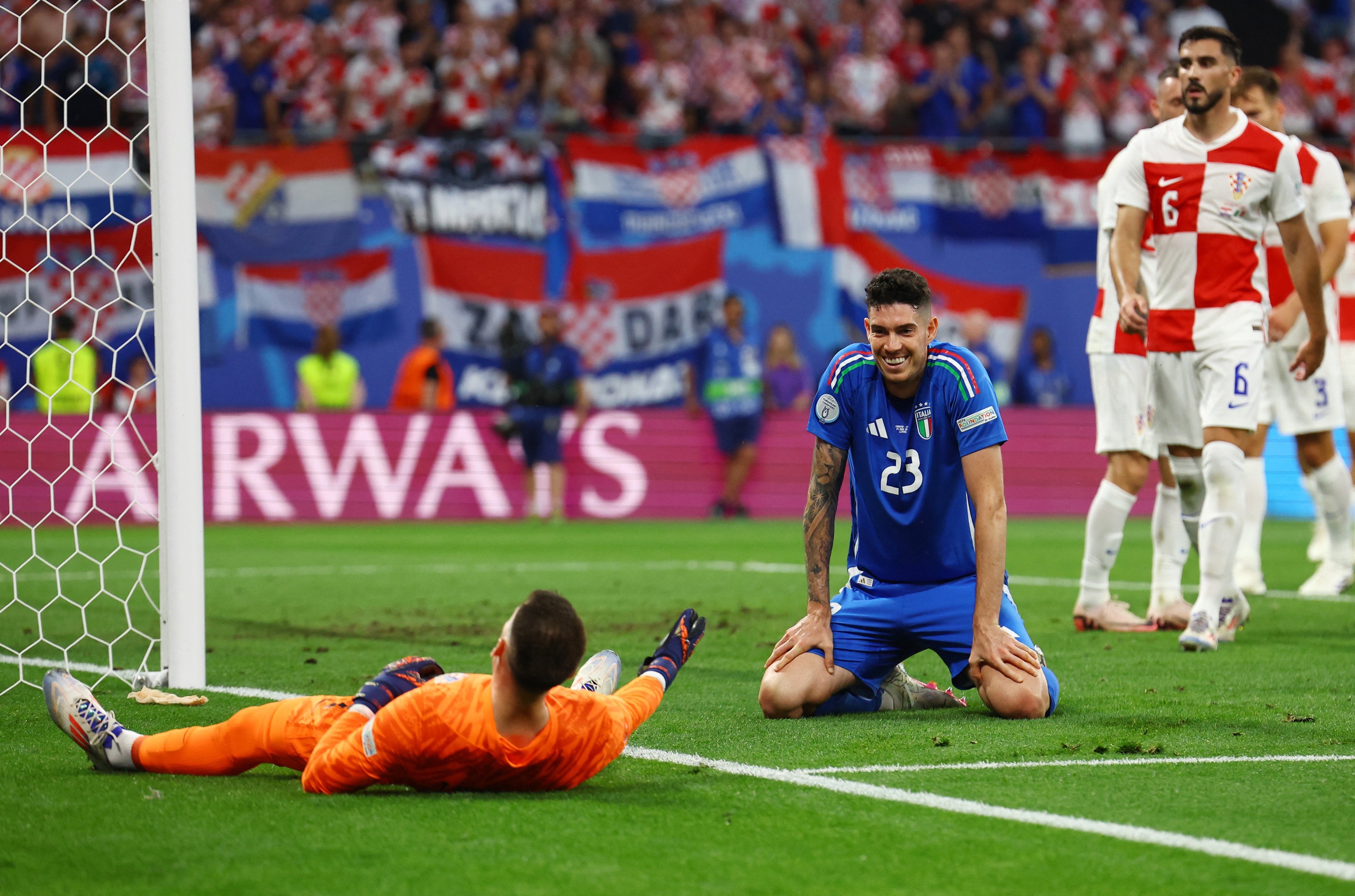 Alessandro Bastoni ngẩn người thán phục tài năng của thủ môn Livakovic Alessandro Bastoni ngẩn người thán phục tài năng của thủ môn Livakovic