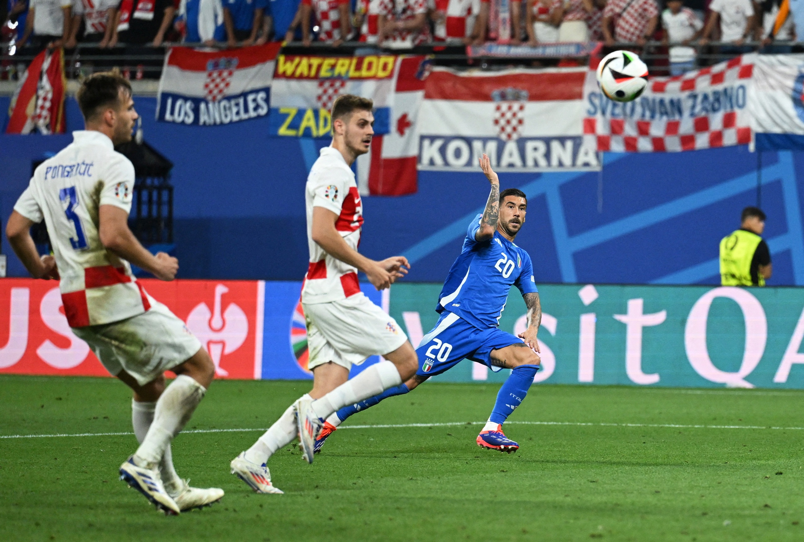Mattia Zaccagni vuốt bóng vào góc cao cầu môn Croatia Mattia Zaccagni vuốt bóng vào góc cao cầu môn Croatia