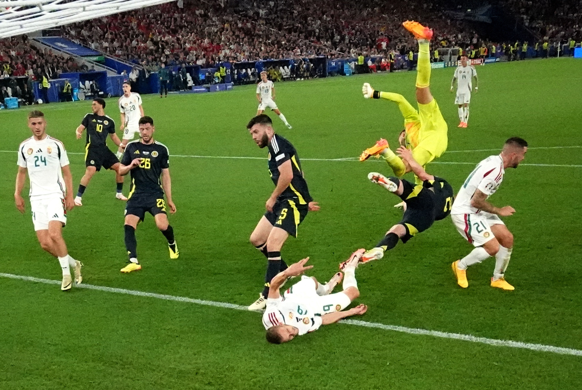 Euro 2024: Sau chấn thương kinh hoàng ở mặt, tuyển thủ Hungary giờ ra sao?- Ảnh 5.