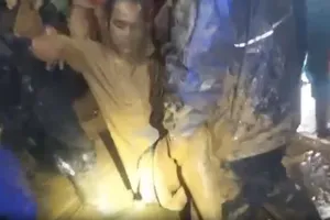 Clip cứu người dân bị sạt lở vùi lấp