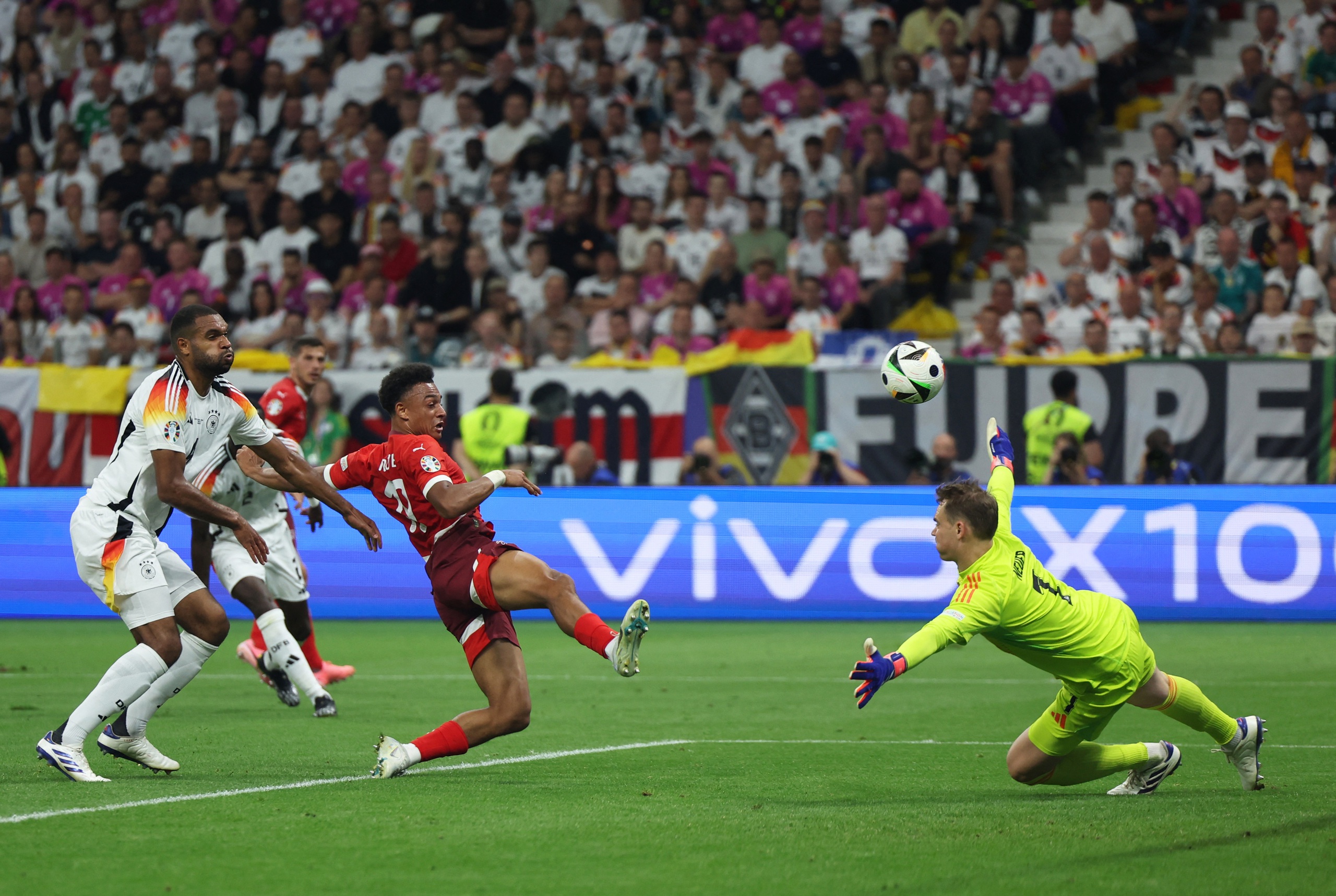 Dan Ndoye và pha ghi bàn vào lưới tuyển Đức Dan Ndoye và pha ghi bàn vào lưới tuyển Đức