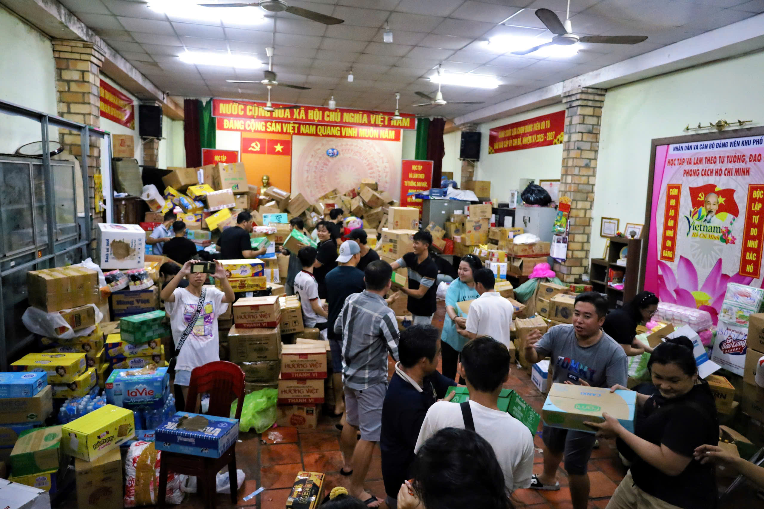 Người dân đội mưa, cùng nhau chuyển hàng cứu trợ kịp chuyến xe từ TP HCM ra miền Trung - Ảnh 2. Người dân đội mưa, cùng nhau chuyển hàng cứu trợ kịp chuyến xe từ TP HCM ra miền Trung - Ảnh 2.