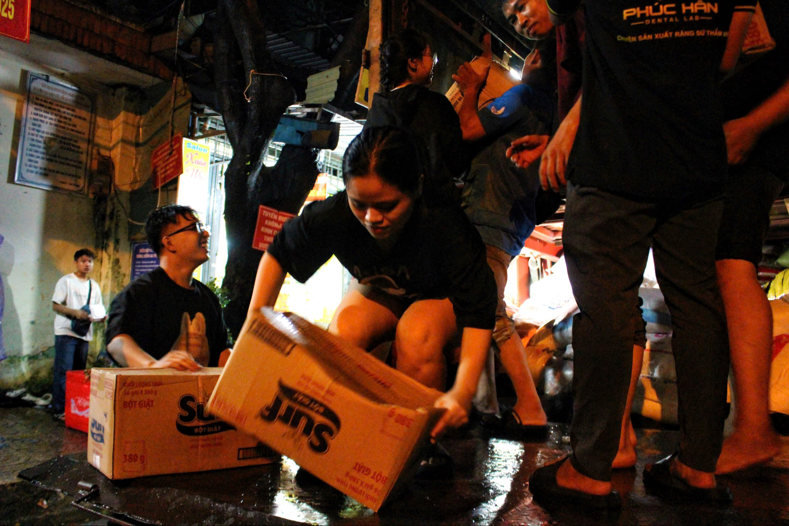 Người dân đội mưa, cùng nhau chuyển hàng cứu trợ kịp chuyến xe từ TP HCM ra miền Trung - Ảnh 3. Người dân đội mưa, cùng nhau chuyển hàng cứu trợ kịp chuyến xe từ TP HCM ra miền Trung - Ảnh 3.