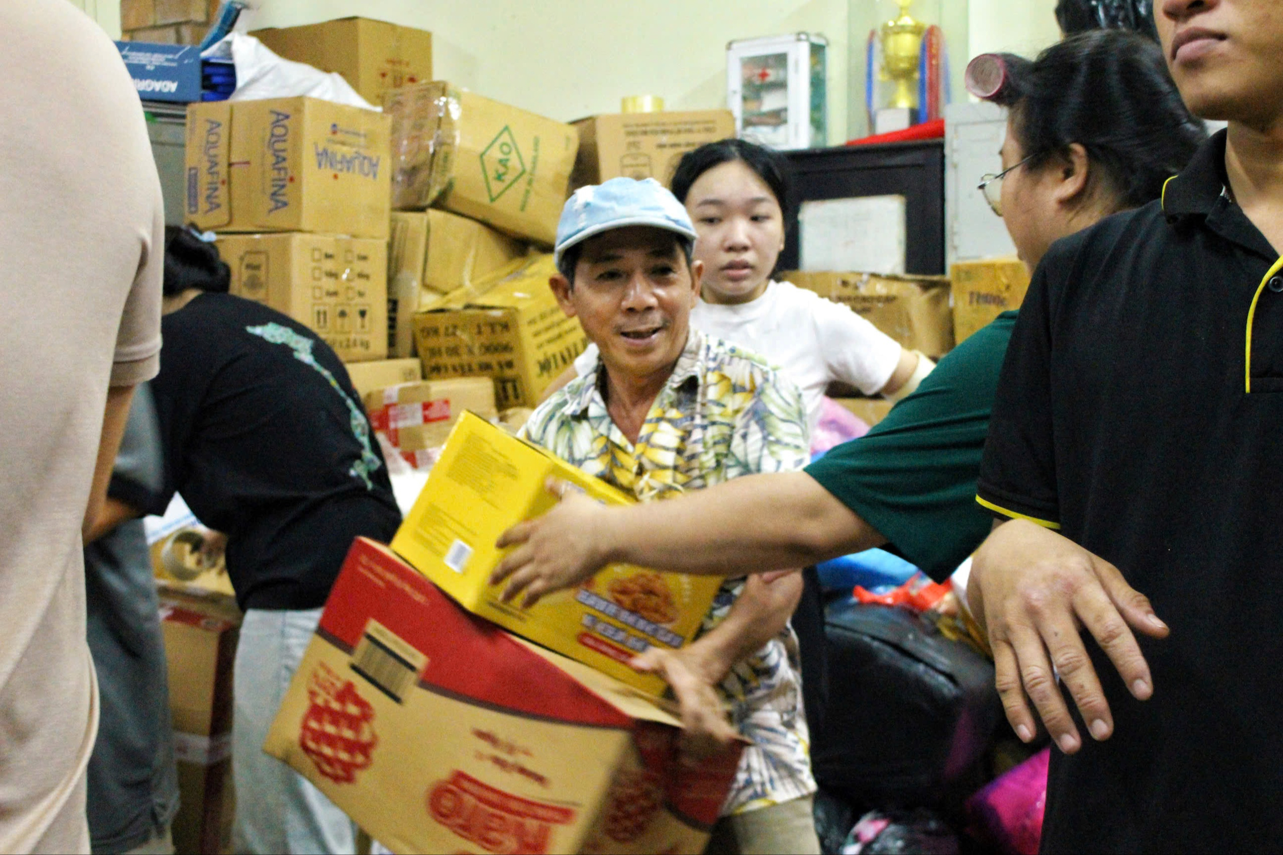 Người dân đội mưa, cùng nhau chuyển hàng cứu trợ kịp chuyến xe từ TP HCM ra miền Trung - Ảnh 4. Người dân đội mưa, cùng nhau chuyển hàng cứu trợ kịp chuyến xe từ TP HCM ra miền Trung - Ảnh 4.