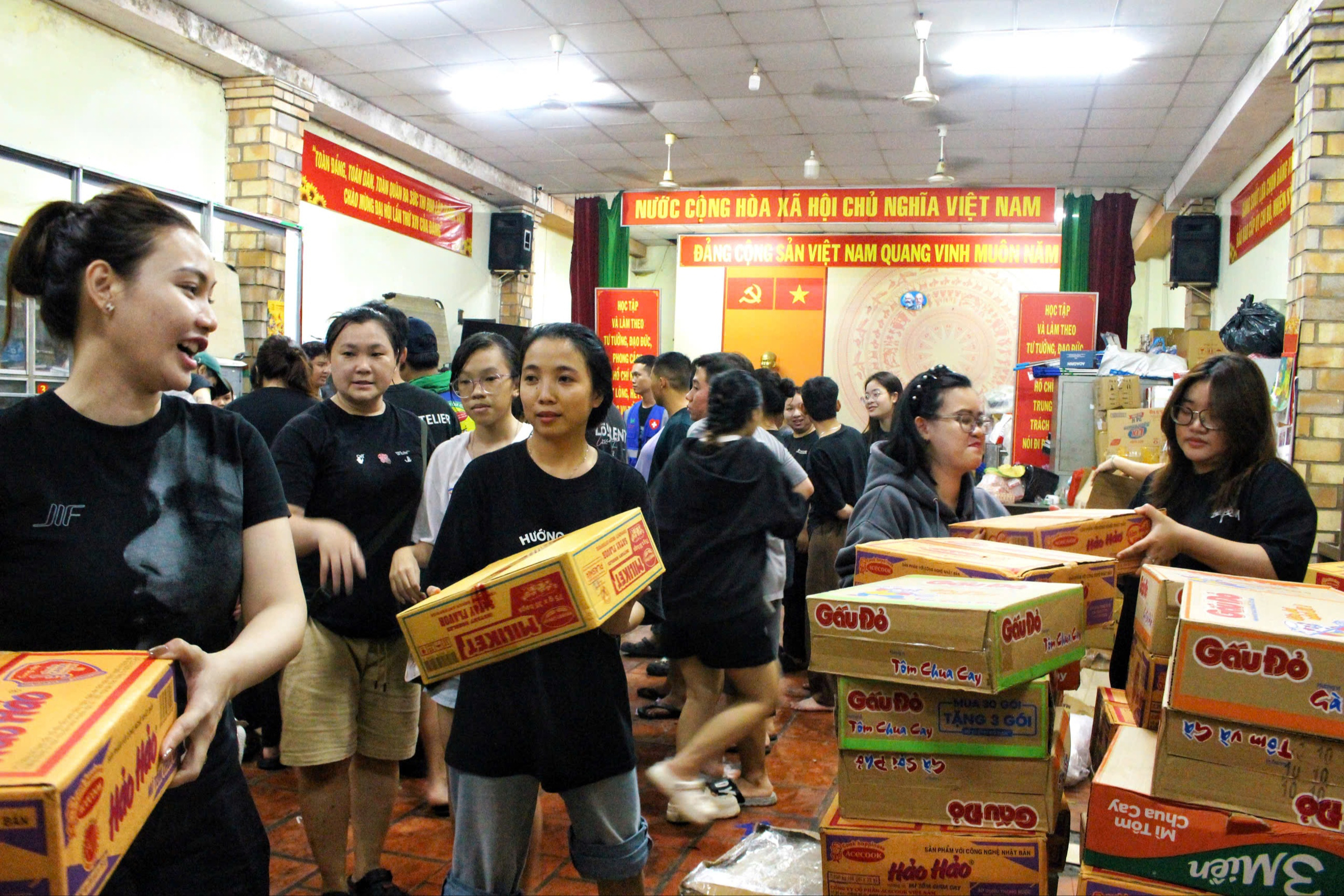 Người dân đội mưa, cùng nhau chuyển hàng cứu trợ kịp chuyến xe từ TP HCM ra miền Trung - Ảnh 5. Người dân đội mưa, cùng nhau chuyển hàng cứu trợ kịp chuyến xe từ TP HCM ra miền Trung - Ảnh 5.