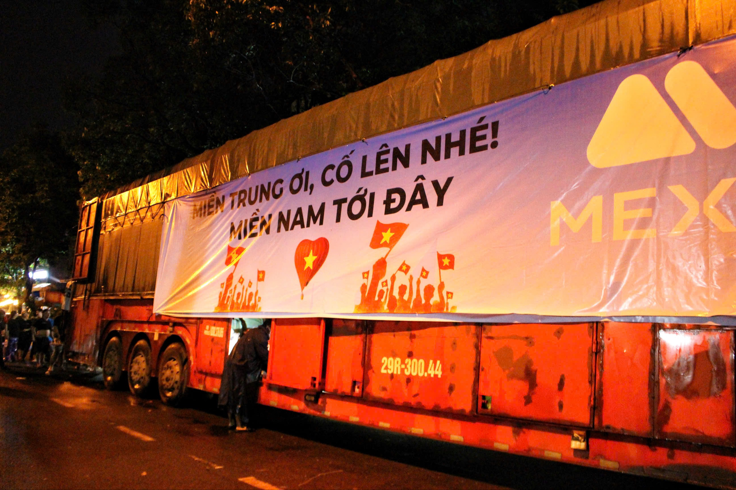 Người dân đội mưa, cùng nhau chuyển hàng cứu trợ kịp chuyến xe từ TP HCM ra miền Trung - Ảnh 6. Người dân đội mưa, cùng nhau chuyển hàng cứu trợ kịp chuyến xe từ TP HCM ra miền Trung - Ảnh 6.