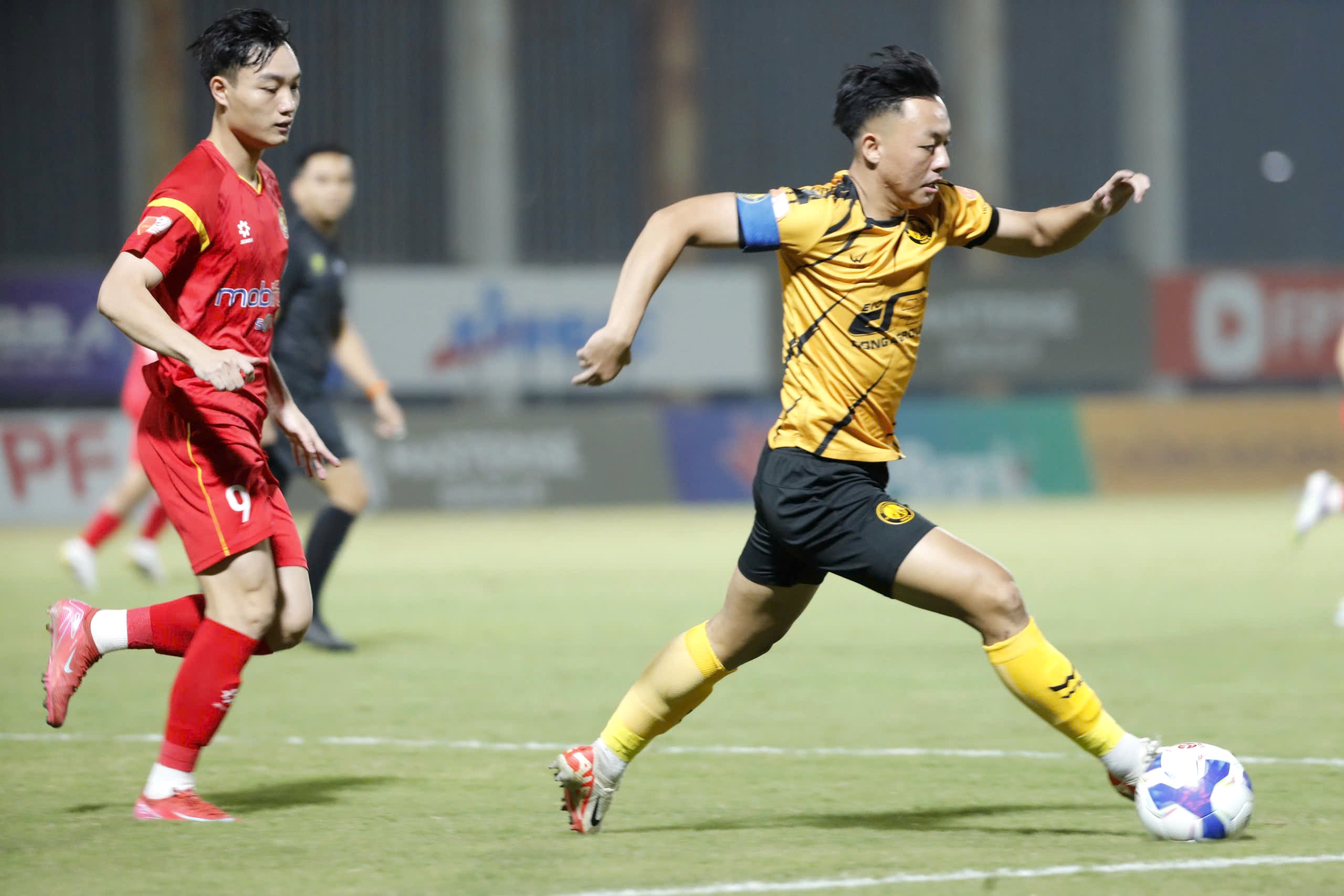 V-League nóng hầm hập với cuộc đua của 'ngũ... khổ tướng': HAGL đáy bảng nhưng le lói ánh sáng- Ảnh 2.