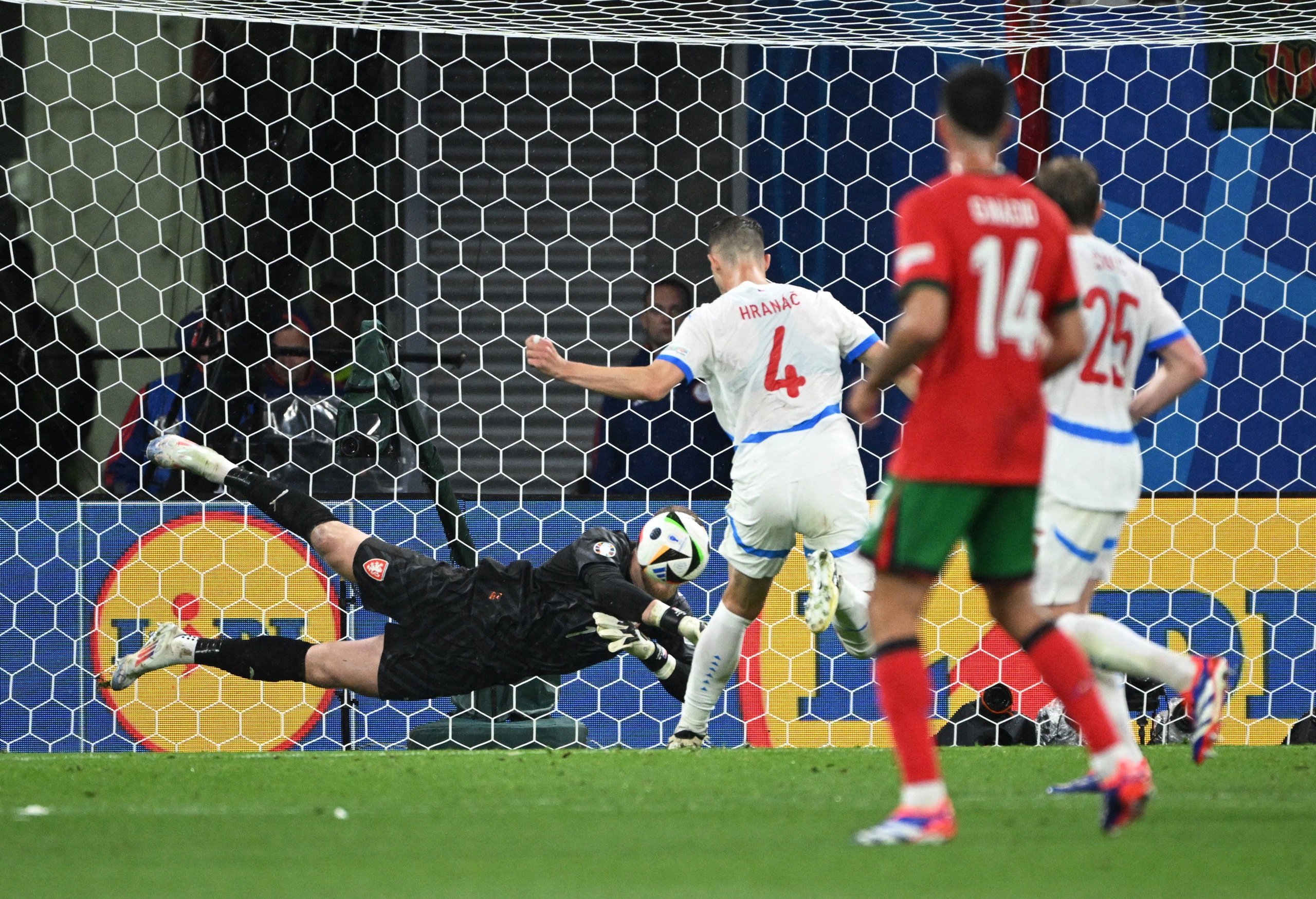 Robin Hranac bị xô bóng vào chân thành bàn đá phản