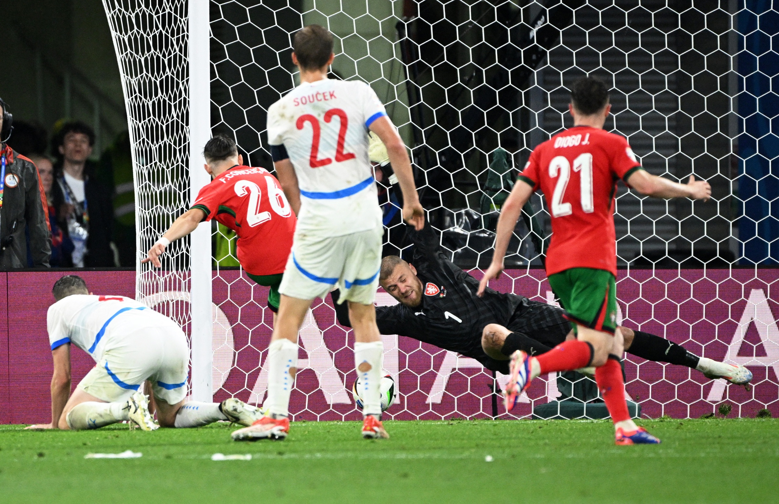 Francisco Conceicao ghi bàn ấn định chiến thắng cho Bồ Đào Nha