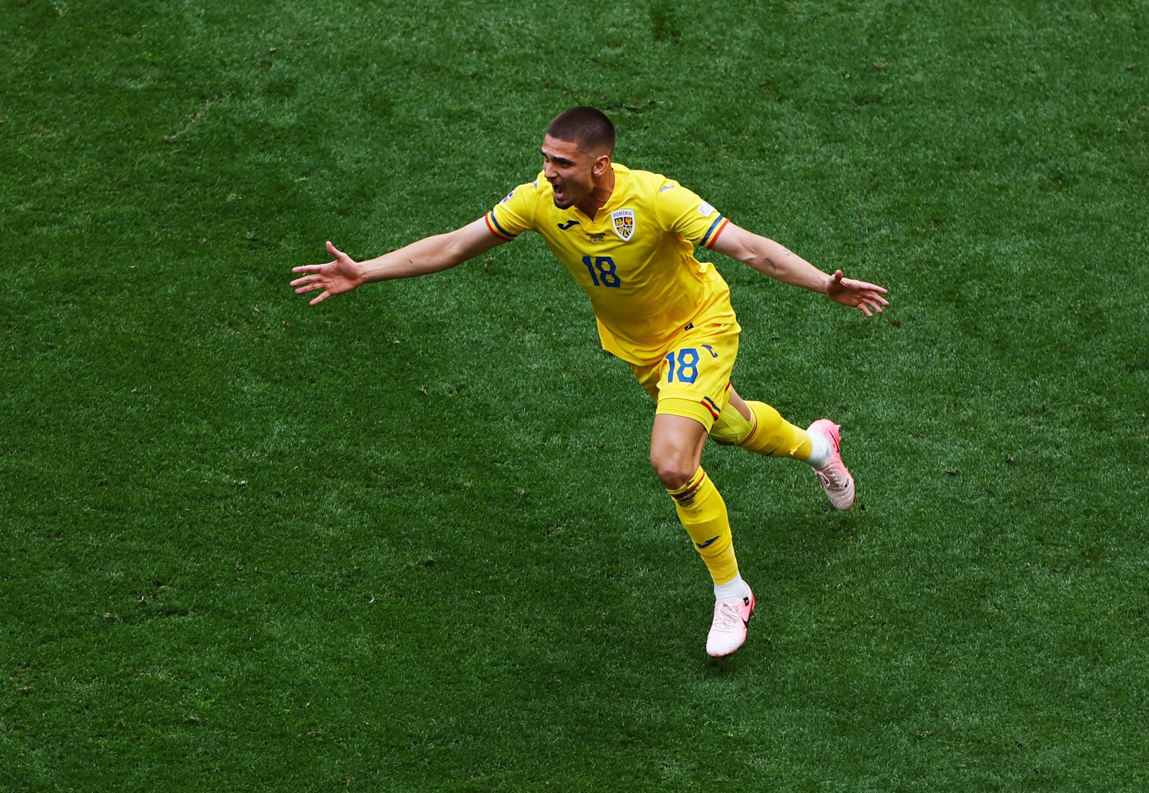 Razvan Marin nhân đôi cách biệt cũng bằng cú sút xa không thể ngăn cản