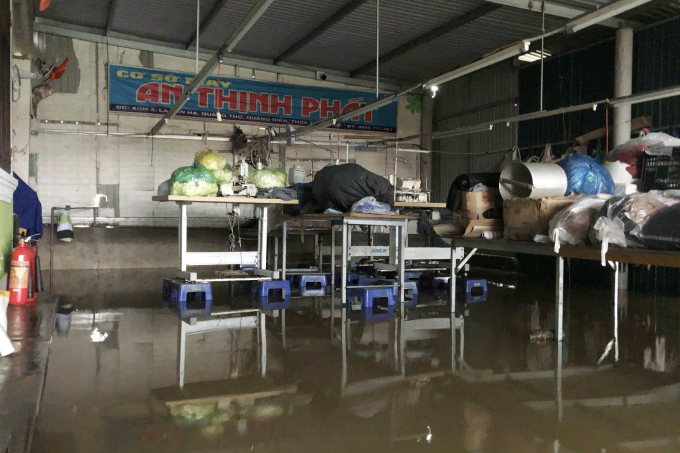 Nước lũ tràn vào cơ sở may của anh Việt chiều 2/11. Ảnh: Hữu Việt