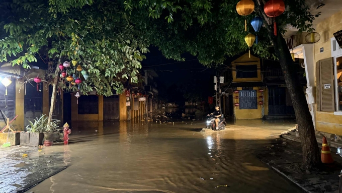 Nước lũ tràn lên đường Nguyễn Thái Học và đang tiếp tục dâng lên các tuyến phố khác. Ảnh: Ngọc Trường