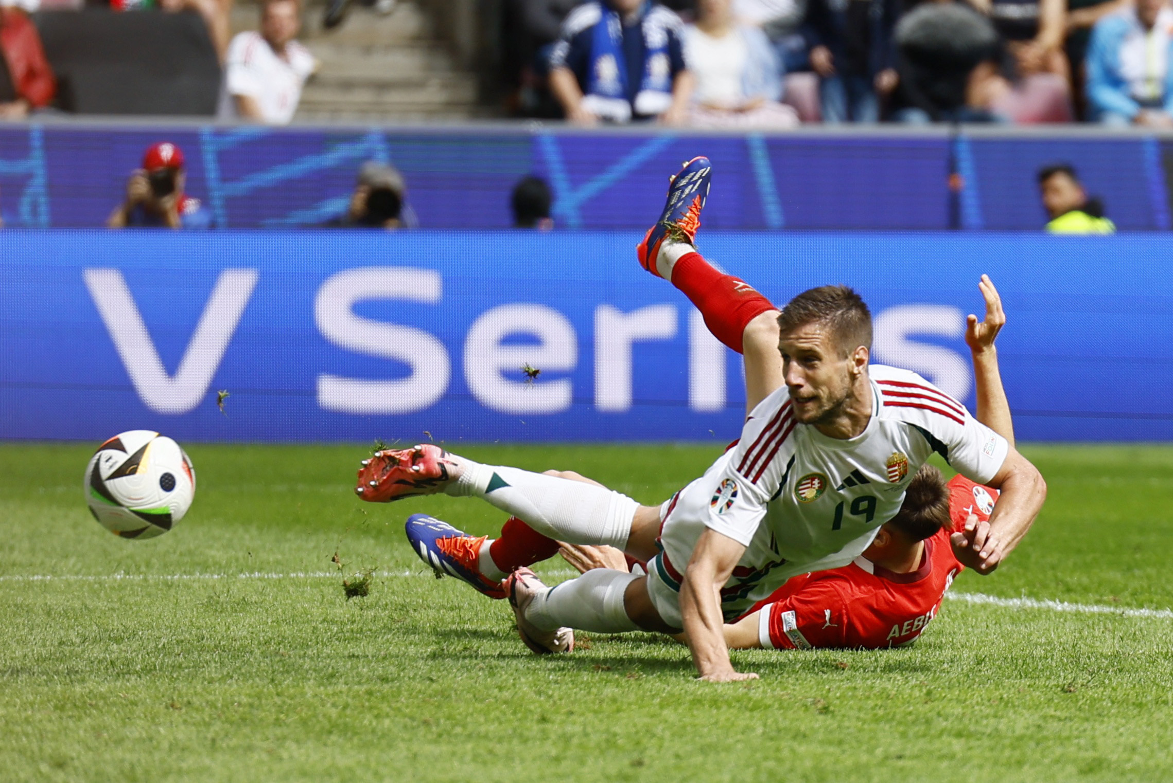 Barnabas Varga đánh đầu rút ngắn cách biệt còn 1-2 cho Hungary Barnabas Varga đánh đầu rút ngắn cách biệt còn 1-2 cho Hungary