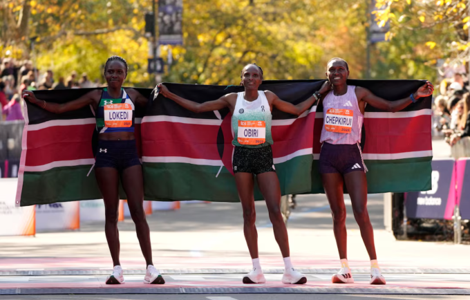 Kenya cũng thống trị nội dung nữ, với Hellen Obiri (giữa) vô địch và phá kỷ lục New York City Marathon. Ảnh: Reuters