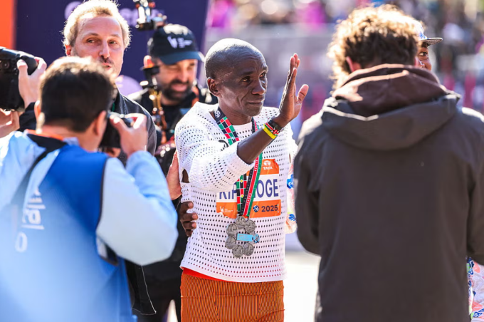 Eliud Kipchoge nhận huy chương cho VĐV hoàn tất cả bảy giải World Marathon Majors. Ảnh: Runners World